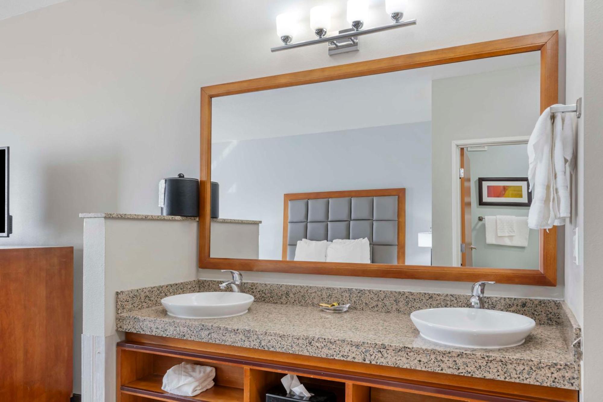Best Western Plus Peppertree Inn At אומק מראה חיצוני תמונה
